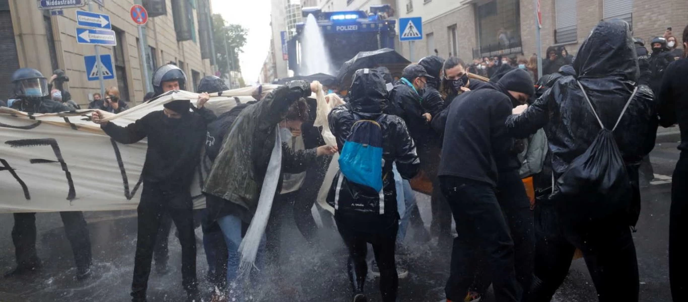 Γερμανία: Χιλιάδες πολίτες διαδήλωσαν κατά της επιβολής lockdown (φώτο-βίντεο)